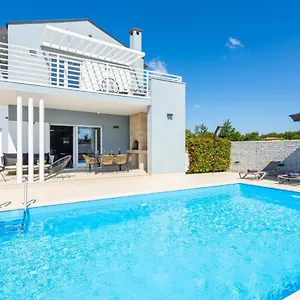 https://villa-ovis.in-istria.net